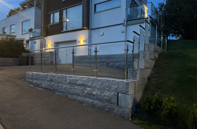 Støttemur i granitt med glassrekkverk, Bærum